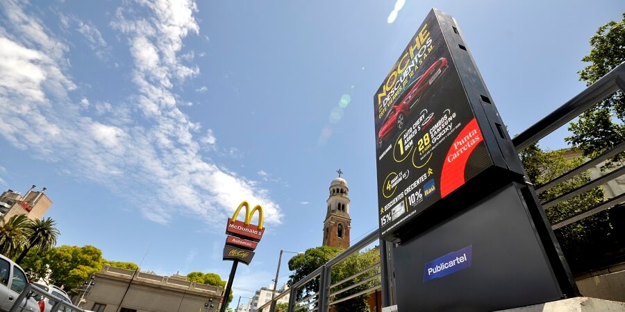 A car ad on a Publicartel display