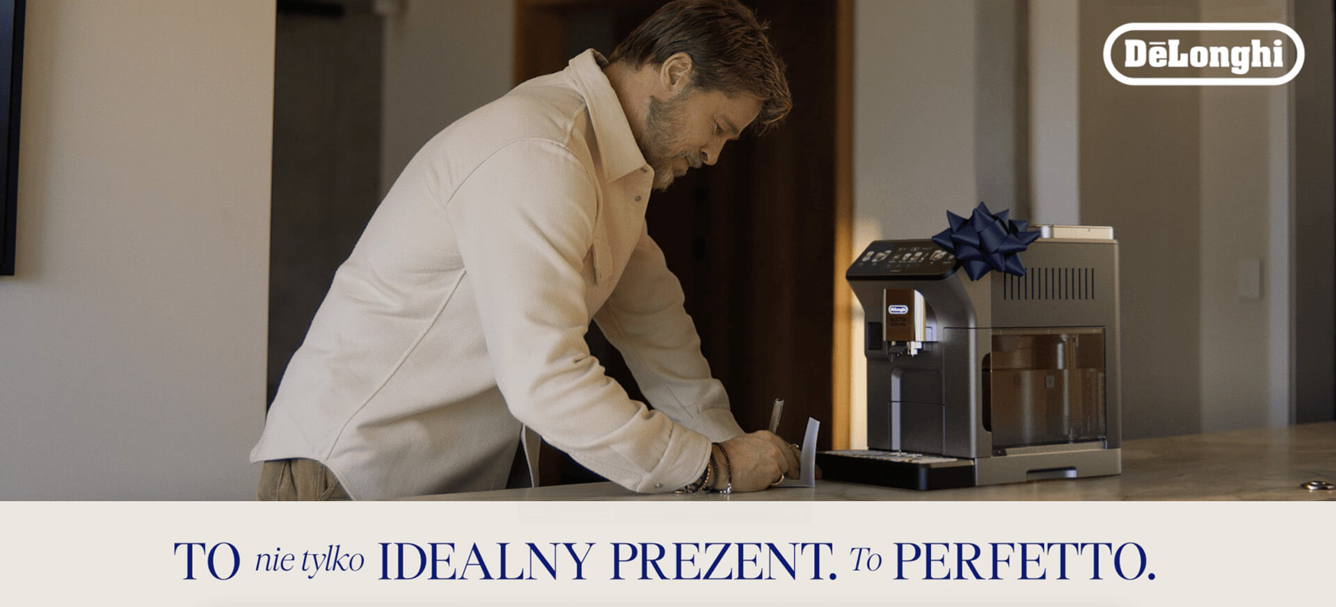 Publicité De’Longhi mettant en vedette Brad Pitt préparant un café avec une machine à expresso, avec le slogan « Pour présenter idéalement, perfetto. »